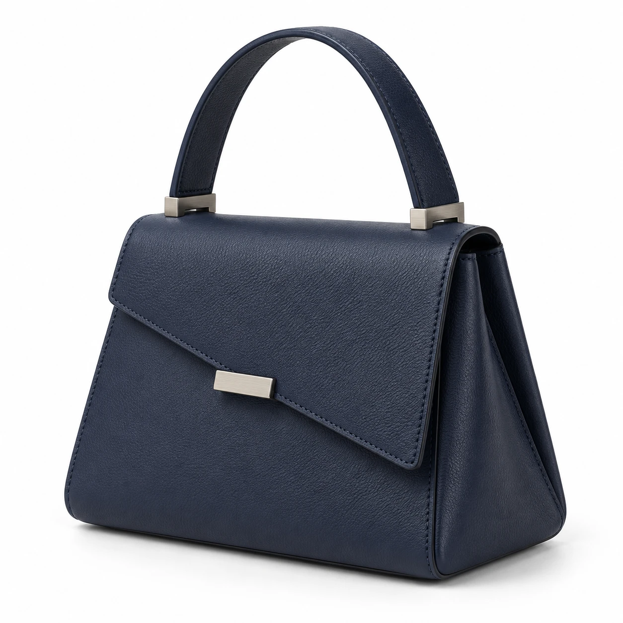 Das Referenzbild: eine strukturierte Henkeltasche aus mitternachtsblauem Leder mit asymmetrischer Klappe und gebuerstetem Silberbeschlag.
